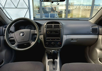 Подержанный автомобиль Kia Cerato Hatchback 2006 года (11 фото)