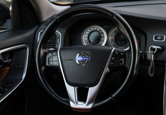 Подержанный автомобиль Volvo S60 2012 года (11 фото)