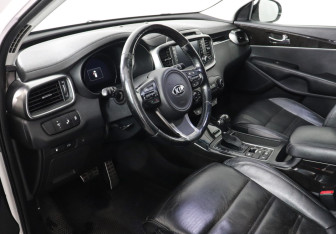 Подержанный автомобиль Kia Sorento 2016 года (9 фото)