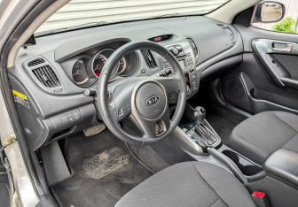 Подержанный автомобиль Kia Cerato Sedan 2012 года (16 фото)
