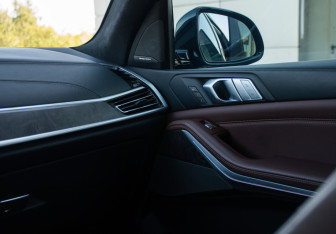 Подержанный автомобиль BMW X7 2021 года (25 фото)