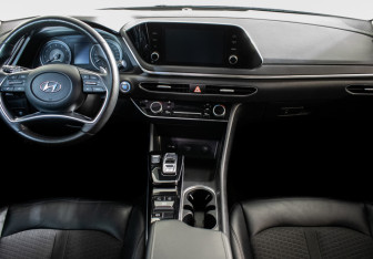 Подержанный автомобиль Hyundai Sonata 2021 года (11 фото)
