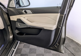 Подержанный автомобиль BMW X7 2021 года (26 фото)