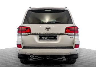 Подержанный автомобиль Toyota Land Cruiser Suv 2016 года (6 фото)