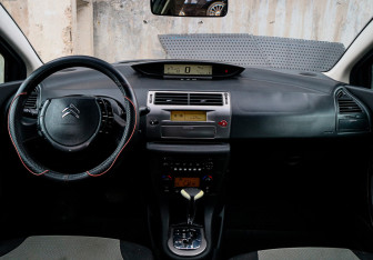 Подержанный автомобиль Citroen C4 Hatchback 2010 года (10 фото)