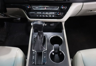 Подержанный автомобиль Kia Carnival 2018 года (18 фото)