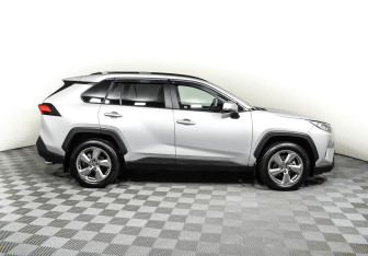 Подержанный автомобиль Toyota RAV4 2020 года (4 фото)