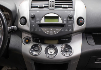 Подержанный автомобиль Toyota RAV4 2006 года (14 фото)