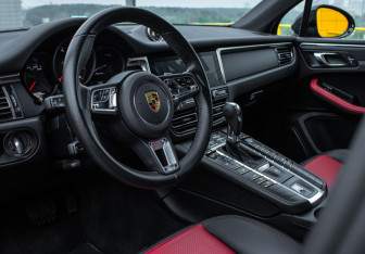 Подержанный автомобиль Porsche Macan 2021 года (10 фото)