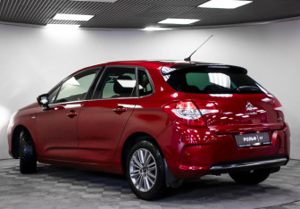 Подержанный автомобиль Citroen C4 Hatchback 2012 года (20 фото)