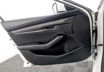 Подержанный автомобиль Mazda 3 Sedan 2019 года (19 фото)