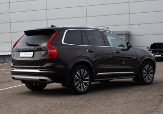Подержанный автомобиль Volvo XC90 2021 года (5 фото)
