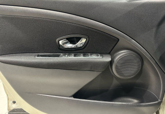 Подержанный автомобиль Renault Fluence 2014 года (13 фото)