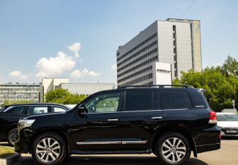 Подержанный автомобиль Toyota Land Cruiser Suv 2018 года (6 фото)