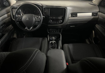 Подержанный автомобиль Mitsubishi Outlander 2018 года (11 фото)