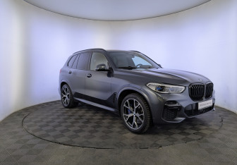 Подержанный автомобиль BMW X5 2022 года (3 фото)