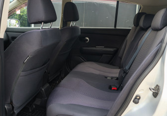 Подержанный автомобиль Nissan Tiida Hatchback 2010 года (8 фото)