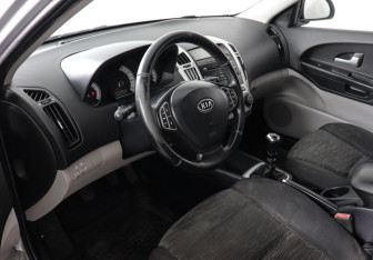 Подержанный автомобиль Kia Ceed Hatchback 2009 года (9 фото)