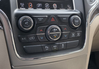 Подержанный автомобиль Jeep Grand Cherokee 2014 года (14 фото)