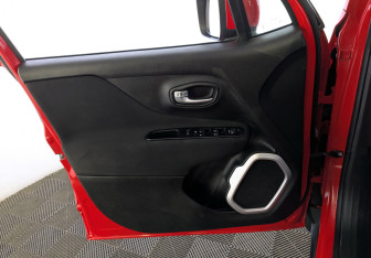 Подержанный автомобиль Jeep Renegade 2018 года (17 фото)