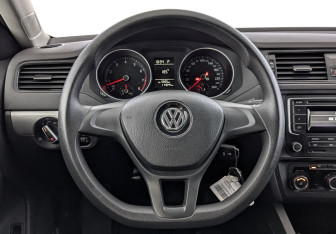 Подержанный автомобиль Volkswagen Jetta Sedan 2015 года (21 фото)