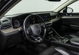 Подержанный автомобиль Kia K5 2020 года (10 фото)