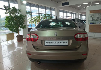 Подержанный автомобиль Renault Fluence 2010 года (6 фото)
