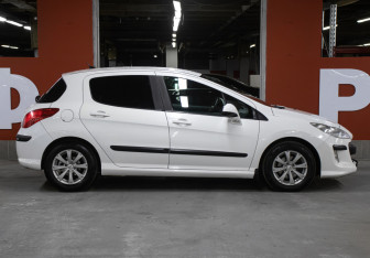 Подержанный автомобиль Peugeot 308 Hatchback 2008 года (4 фото)