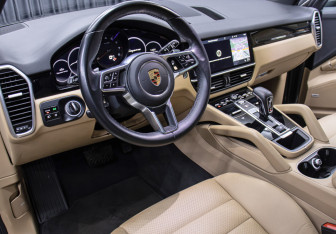 Подержанный автомобиль Porsche Cayenne 2019 года (16 фото)