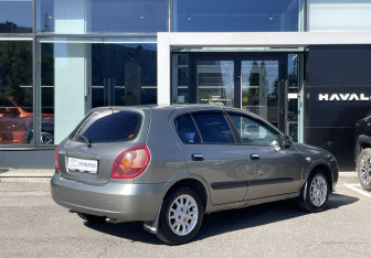 Подержанный автомобиль Nissan Almera Hatchback 2005 года (5 фото)