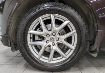 Подержанный автомобиль Volvo XC60 2019 года (18 фото)