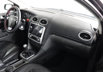 Подержанный автомобиль Ford Focus Hatchback 2007 года (6 фото)