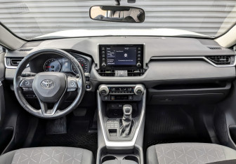Подержанный автомобиль Toyota RAV4 2019 года (14 фото)