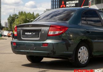 Подержанный автомобиль Kia Rio Sedan 2004 года (15 фото)