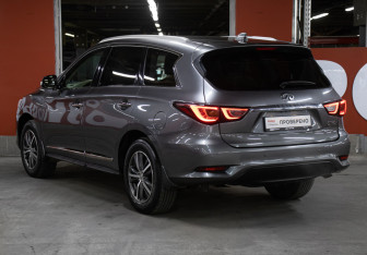 Подержанный автомобиль Infiniti QX60 2017 года (7 фото)