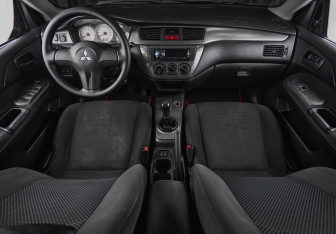 Подержанный автомобиль Mitsubishi Lancer Sedan 2005 года (10 фото)