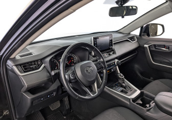 Подержанный автомобиль Toyota RAV4 2020 года (15 фото)