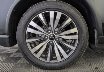 Подержанный автомобиль Mitsubishi Outlander 2019 года (12 фото)