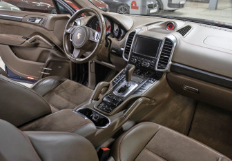 Подержанный автомобиль Porsche Cayenne 2012 года (12 фото)