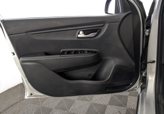 Подержанный автомобиль Kia Rio Hatchback 2021 года (18 фото)