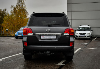 Подержанный автомобиль Toyota Land Cruiser Suv 2012 года (6 фото)