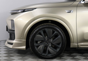 Подержанный автомобиль LiXiang L9 2023 года (10 фото)