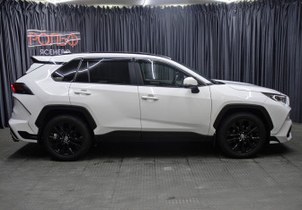 Подержанный автомобиль Toyota RAV4 2021 года (4 фото)