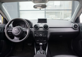 Подержанный автомобиль Audi A1 2013 года (12 фото)