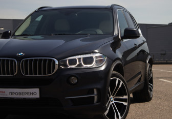 Подержанный автомобиль BMW X5 2015 года (26 фото)
