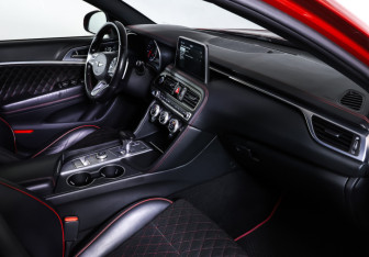 Подержанный автомобиль Genesis G70 2018 года (11 фото)