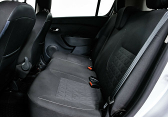 Подержанный автомобиль Renault Sandero 2016 года (13 фото)