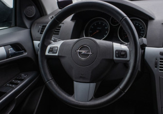 Подержанный автомобиль Opel Astra Sedan 2010 года (15 фото)