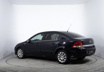 Подержанный автомобиль Opel Astra Sedan 2008 года (7 фото)