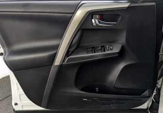 Подержанный автомобиль Toyota RAV4 2016 года (19 фото)